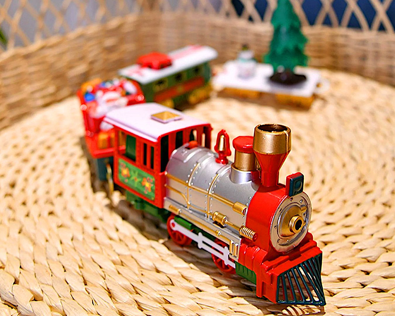 POCO DIVO Christmas Tree Music Train Set, Xmas Sounds Light Locomotive, 22pcs Electric Engine Railway Track Playset, Kids Gifts Express Cargo Toy Rail, Snowman Carriage Santa Clause Sleigh